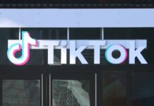 TikTok deberá pagar 400 millones de dólares a EEUU por demanda de violación de privacidad de menores La demanda presentada por el Departamento de Justicia sostenía que tanto TikTok como su predecesora, Musical.ly, permitían la creación de cuentas por parte de niños menores de trece años y no eliminaron ni cerraron esos perfiles ni los datos correspondientes cuando los padres lo solicitaron.