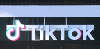 TikTok deberá pagar 400 millones de dólares a EEUU por demanda de violación de privacidad de menores La demanda presentada por el Departamento de Justicia sostenía que tanto TikTok como su predecesora, Musical.ly, permitían la creación de cuentas por parte de niños menores de trece años y no eliminaron ni cerraron esos perfiles ni los datos correspondientes cuando los padres lo solicitaron.