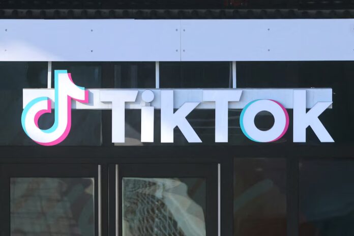 TikTok-Menores La demanda presentada por el Departamento de Justicia sostenía que tanto TikTok como su predecesora, Musical.ly, permitían la creación de cuentas por parte de niños menores de trece años y no eliminaron ni cerraron esos perfiles ni los datos correspondientes cuando los padres lo solicitaron.