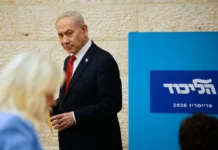 Turquía emite orden de arresto internacional contra Benjamin Netanyahu Turquía emitió una orden de arresto internacional contra el primer ministro de Israel, y prófugo de la Corte Penal Internacional, Benjamin Netanyahu, y otro ciudadano israelí, anunció el viernes en X el ministro turco de Justicia, Akin Gurlek, en el marco de una investigación sobre la detención de activistas que viajaban en la "Flotilla para Gaza".