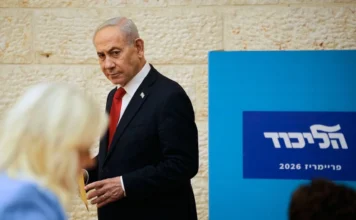 Turquía emite orden de arresto internacional contra Benjamin Netanyahu Turquía emitió una orden de arresto internacional contra el primer ministro de Israel, y prófugo de la Corte Penal Internacional, Benjamin Netanyahu, y otro ciudadano israelí, anunció el viernes en X el ministro turco de Justicia, Akin Gurlek, en el marco de una investigación sobre la detención de activistas que viajaban en la "Flotilla para Gaza".