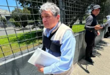 Consejero del INE, Uuc-kib Espadas, presenta examen de la UNAM en el Palacio de los Deportes Antes, un vigilante del Palacio de los Deportes le pidió que saliera de la fila y se fuera del otro lado de las vallas, porque ahí debían esperar los acompañantes de los aspirantes, pero el consejero electoral respondió que él presentaría la prueba y mostró su ficha de cita.