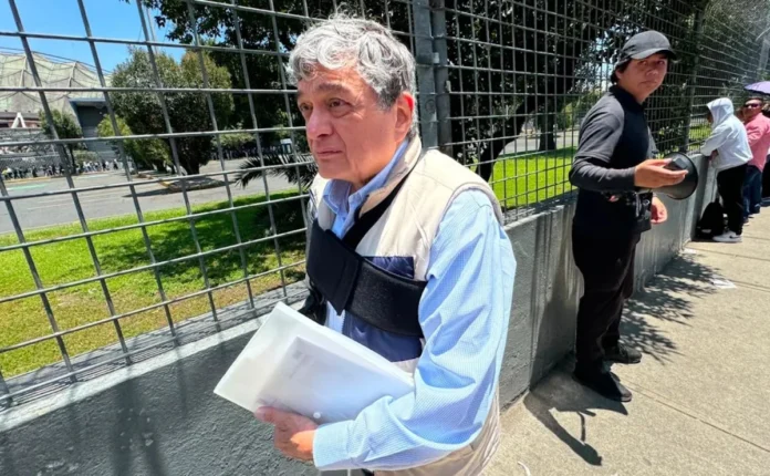 UNAM-ConsejeroINE Antes, un vigilante del Palacio de los Deportes le pidió que saliera de la fila y se fuera del otro lado de las vallas, porque ahí debían esperar los acompañantes de los aspirantes, pero el consejero electoral respondió que él presentaría la prueba y mostró su ficha de cita.