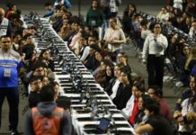 Baja asistencia y fallas técnicas marcan el examen de control de ingreso a la UNAM; evalúa dejar pruebas en línea El desarrollo de la evaluación no estuvo exento de contratiempos, destacando diversas fallas técnicas en las tabletas y computadoras asignadas a los alumnos, tales como pantallas en blanco, reinicios repentinos y desconexiones. A la presión de repetir el examen de 120 preguntas se sumó el estricto operativo de vigilancia, mediante el cual el rector Leonardo Lomelí confirmó que se detectaron 24 intentos de trampa a nivel nacional.
