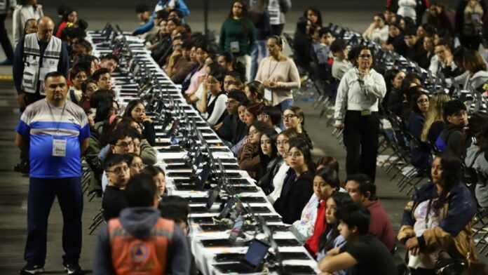 El desarrollo de la evaluación no estuvo exento de contratiempos, destacando diversas fallas técnicas en las tabletas y computadoras asignadas a los alumnos, tales como pantallas en blanco, reinicios repentinos y desconexiones. A la presión de repetir el examen de 120 preguntas se sumó el estricto operativo de vigilancia, mediante el cual el rector Leonardo Lomelí confirmó que se detectaron 24 intentos de trampa a nivel nacional.