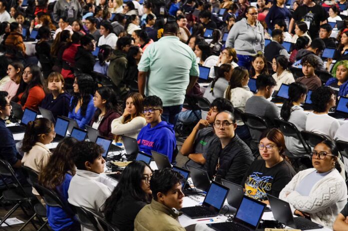 UNAM-Resultados El último fin de semana de agosto es el del sábado 29 y domingo 30 de agosto. Las clases para los alumnos de nuevo ingreso, es decir, para los que presentaron el examen de control, están programadas para comenzar el lunes 31 de agosto.