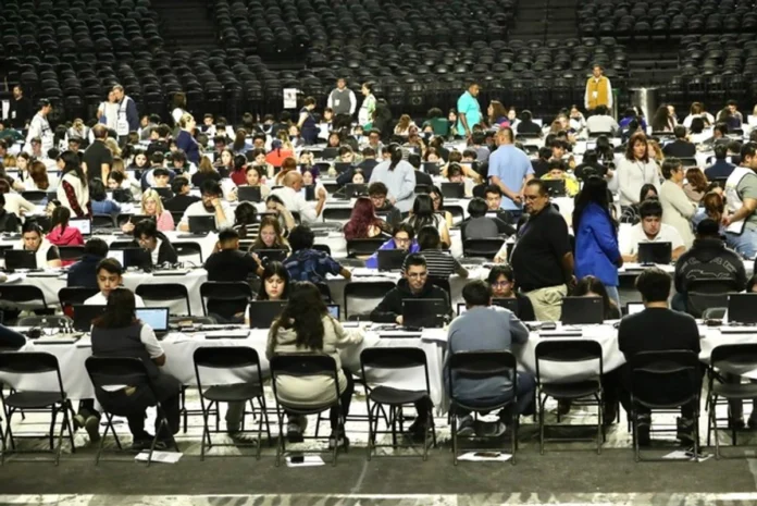 Con esta convocatoria, la UNAM ofrecerá 2 mil 024 lugares en 66 distintos programas de licenciatura – de las cuatro áreas de conocimiento – a los 16 mil 543 aspirantes que, habiendo presentado el examen de control, no resultaron admitidos en la opción de su preferencia.