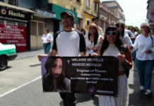 Marchan en Xalapa por Melanie Michelle; exigen justicia para la alumna asesinada de la Universidad Veracruzana Fue el pasado 15 de agosto cuando el cuerpo de la joven fue encontrado en el interior de un vehículo sobre la carretera Coatepec-Huatusco; en el mismo lugar se encontraba sin vida su ex pareja identificado como Fernando.