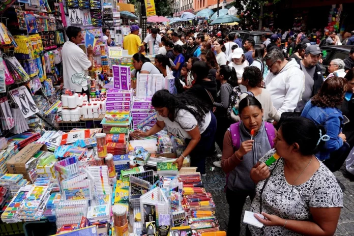 ÚtilesEscolares El gasto promedio en útiles escolares por alumno de educación básica se ubicó este año en 6 mil 44 pesos, un aumento de 7 por ciento frente al año pasado, de acuerdo con datos del sector privado.
