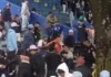 Trifulca en estadio de beisbol en Camerino Z. Mendoza deja 3 heridos por disparos de policías A través de un video difundido en redes sociales se observa cómo los agentes de seguridad forcejean con un hombre, algunos de los uniformados incluso portan armas largas y a pesar de ser más de cinco policías, no logran concretar la detención.