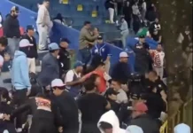 Trifulca en estadio de beisbol en Camerino Z. Mendoza deja 3 heridos por disparos de policías A través de un video difundido en redes sociales se observa cómo los agentes de seguridad forcejean con un hombre, algunos de los uniformados incluso portan armas largas y a pesar de ser más de cinco policías, no logran concretar la detención.