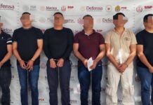 Detienen a cinco elementos de la Marina y un policía estatal por secuestro exprés en Veracruz Los hechos habrían ocurrido cuando los uniformados se encontraban realizando un patrullaje de vigilancia con el que privaron de su libertad a un hombre y una mujer el pasado 3 de noviembre de 2025 sobre la carretera Álamo-Tihuatlán.