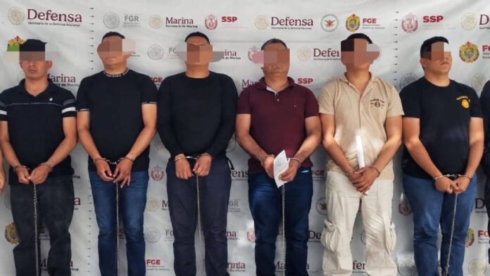Veracruz-Detenidos Los hechos habrían ocurrido cuando los uniformados se encontraban realizando un patrullaje de vigilancia con el que privaron de su libertad a un hombre y una mujer el pasado 3 de noviembre de 2025 sobre la carretera Álamo-Tihuatlán.