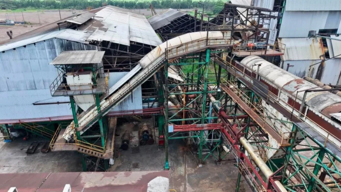 Veracruz-Empresarios La Asociación de Industriales añadió que el cierre del Ingenio deriva la severa presión económica que enfrenta la agroindustria en general y el sector azucarero en específico, debido a la importación desmedida de azúcar extranjera, el contrabando técnico y el desplazamiento de consumo por otros endulzantes.