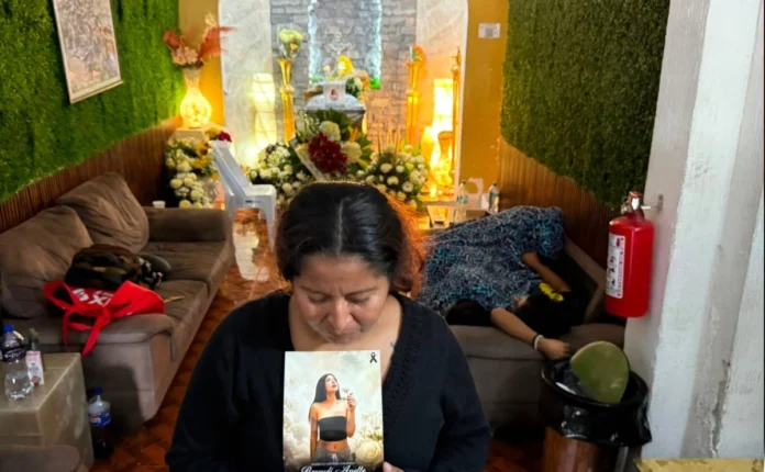 Veracruz-Feminicidio Frente al ataúd de su hija, pidió a la gobernadora Rocío Nahle García que las autoridades profundicen las investigaciones y revisen todos los elementos que puedan ayudar a esclarecer lo ocurrido.