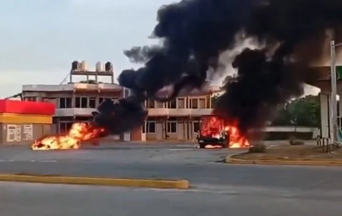 Veracruz-Policías Arenas Martínez reconoció que desde antes del accidente, en el municipio ya existía un descontento hacía la forma de actuar de la policía estatal en la zona, pues se habían recibido quejas de agentes y subagentes municipales de 18 comunidades rurales por presuntos abusos y arbitrariedades.