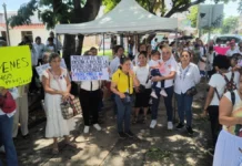 Familiares y feligreses exigen liberar a sacerdote acusado de pederastia en Veracruz tras un año en prisión Raquel Fernández Montalvo, hermana del sacerdote y quien encabezó la manifestación, dijo que las autoridades ministeriales han incurrido en diversas irregularidades y fallas en la carpeta de investigación.