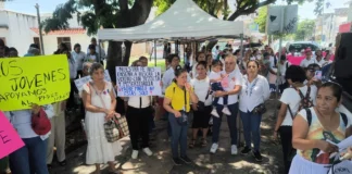 Familiares y feligreses exigen liberar a sacerdote acusado de pederastia en Veracruz tras un año en prisión Raquel Fernández Montalvo, hermana del sacerdote y quien encabezó la manifestación, dijo que las autoridades ministeriales han incurrido en diversas irregularidades y fallas en la carpeta de investigación.