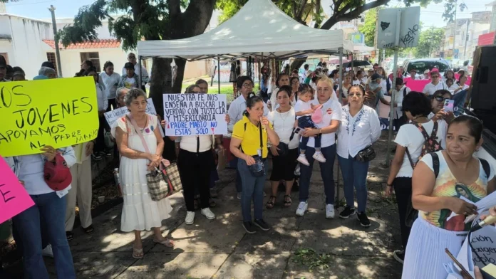 Raquel Fernández Montalvo, hermana del sacerdote y quien encabezó la manifestación, dijo que las autoridades ministeriales han incurrido en diversas irregularidades y fallas en la carpeta de investigación.
