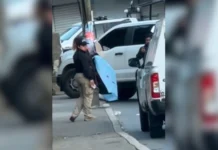 Linchan a presunto ladrón en Xalapa; Nahle anuncia revisión de estrategia de seguridad Según trascendió, el hombre habría intentado robar una motocicleta durante la noche, por lo que fue sometido por vecinos de la zona e inmovilizado junto a un poste. Al ser localizado presentaba diversos golpes en el cuerpo.