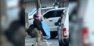 Linchan a presunto ladrón en Xalapa; Nahle anuncia revisión de estrategia de seguridad Según trascendió, el hombre habría intentado robar una motocicleta durante la noche, por lo que fue sometido por vecinos de la zona e inmovilizado junto a un poste. Al ser localizado presentaba diversos golpes en el cuerpo.