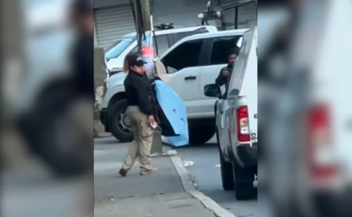 Según trascendió, el hombre habría intentado robar una motocicleta durante la noche, por lo que fue sometido por vecinos de la zona e inmovilizado junto a un poste. Al ser localizado presentaba diversos golpes en el cuerpo.