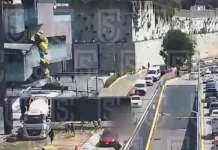 Muere una mujer en Huixquilucan tras caída de estructura metálica sobre su vehículo caída de estructura metálica sobre un vehículo en Huixquilucan