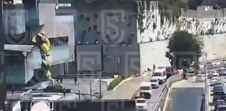 Muere una mujer en Huixquilucan tras caída de estructura metálica sobre su vehículo caída de estructura metálica sobre un vehículo en Huixquilucan