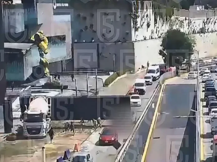 caída de estructura metálica sobre un vehículo en Huixquilucan