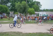 Gobierno de Cosoleacaque acerca el deporte y la convivencia familiar a las colonias Niños y adultos practican ciclismo familiar en la colonia Encinal de Cosoleacaque
