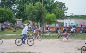 Gobierno de Cosoleacaque acerca el deporte y la convivencia familiar a las colonias Niños y adultos practican ciclismo familiar en la colonia Encinal de Cosoleacaque