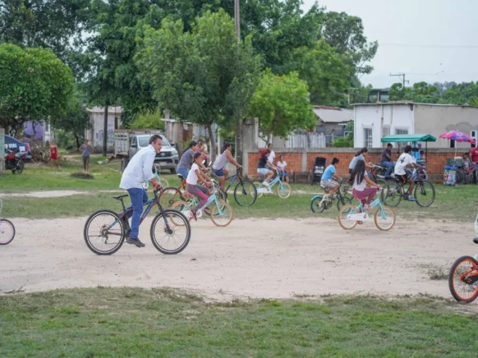 Niños y adultos practican ciclismo familiar en la colonia Encinal de Cosoleacaque