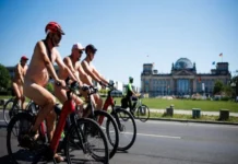 Por primera vez, más de 500 ciclistas recorrieron Berlín completamente desnudos Ciclistas desnudos recorren las calles de Berlín en una manifestación por el naturismo y la tolerancia