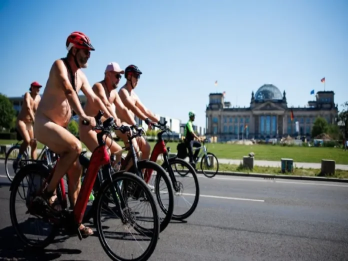 Ciclistas desnudos en Berlín Ciclistas desnudos recorren las calles de Berlín en una manifestación por el naturismo y la tolerancia