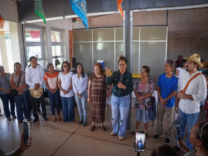 Taller de cocina ancestral en Cosoleacaque Participantes en el taller de cocina ancestral en Cosoleacaque, con totopos y recetas tradicionales de la región