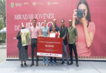 Joven náhuatl que ganó concurso de foto en Veracruz lleva un año sin recibir premio de 5 mil pesos La joven náhuatl Cecilia Tzitzihua en la ceremonia del concurso de fotografía en Veracruz