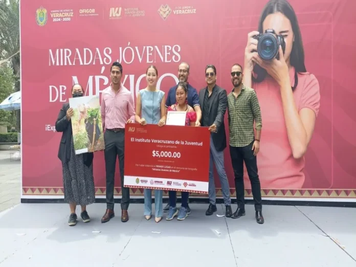 La joven náhuatl Cecilia Tzitzihua en la ceremonia del concurso de fotografía en Veracruz