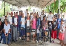 Entregan constancias de posesión a familias de Cosoleacaque Familias reciben constancias de posesión en Cosoleacaque Veracruz