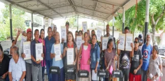Entregan constancias de posesión a familias de Cosoleacaque Familias reciben constancias de posesión en Cosoleacaque Veracruz