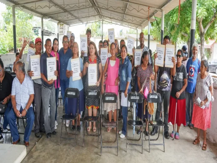 Familias reciben constancias de posesión en Cosoleacaque Veracruz