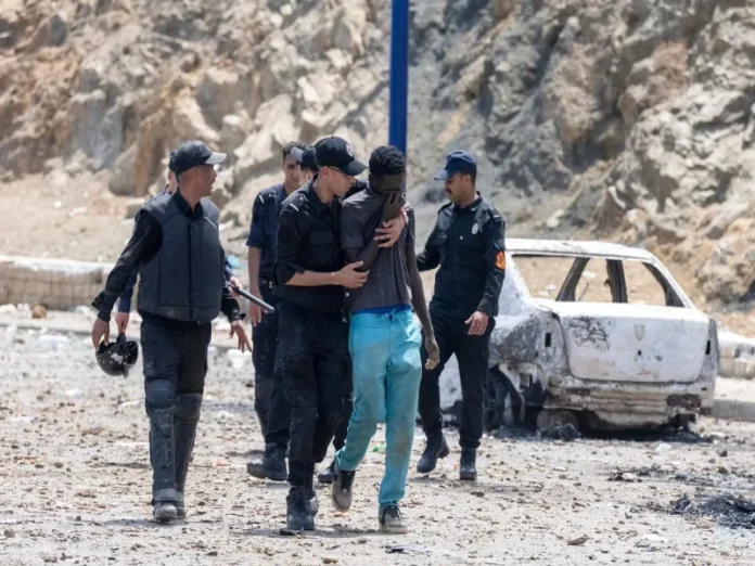 Imágenes de la crisis migratoria en Ceuta Imagen de la crisis migratoria en Ceuta con personas intentando cruzar la frontera