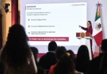 Reitera gobierno federal: empresas de comunicación deben garantizar derecho de las audiencias, eso no es censura Una persona escuchando noticias en la radio con derechos de las audiencias garantizados