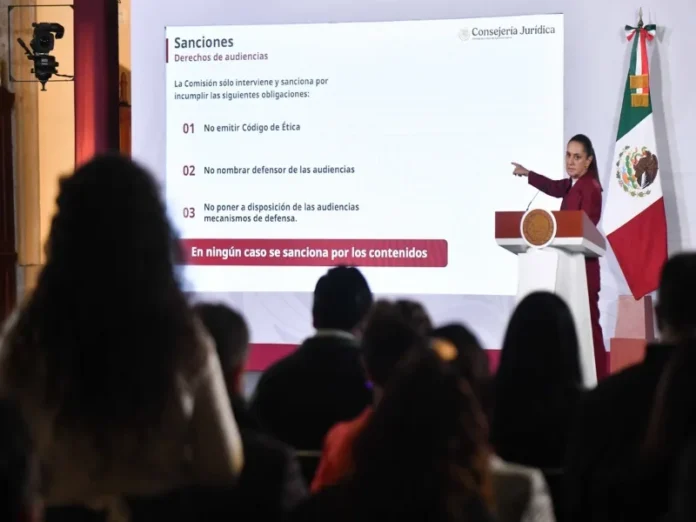 Imagen de una persona escuchando noticias en la radio Una persona escuchando noticias en la radio con derechos de las audiencias garantizados