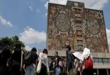 «El escándalo de los exámenes de la UNAM es una oportunidad para abandonar la escuela tradicional basada en la memoria» Estudiante estudiando con educación en México como tema principal