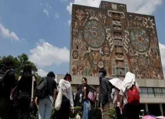 «El escándalo de los exámenes de la UNAM es una oportunidad para abandonar la escuela tradicional basada en la memoria» Estudiante estudiando con educación en México como tema principal