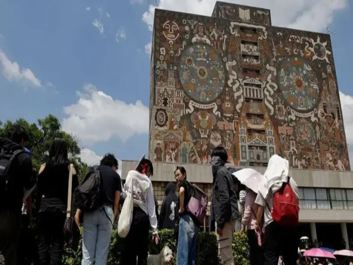 Estudiante estudiando con educación en México como tema principal
