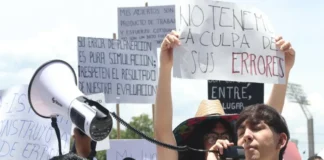Aspirantes aceptados en la UNAM promueven amparos contra la cancelación de examen de ingreso Aspirantes a la UNAM se manifiestan en la explanada principal por la cancelación del examen de ingreso UNAM