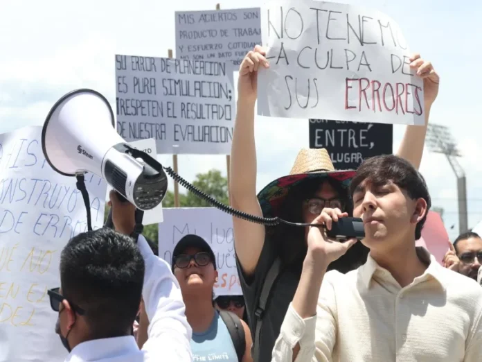 Aspirantes a la UNAM se manifiestan en la explanada principal Aspirantes a la UNAM se manifiestan en la explanada principal por la cancelación del examen de ingreso UNAM