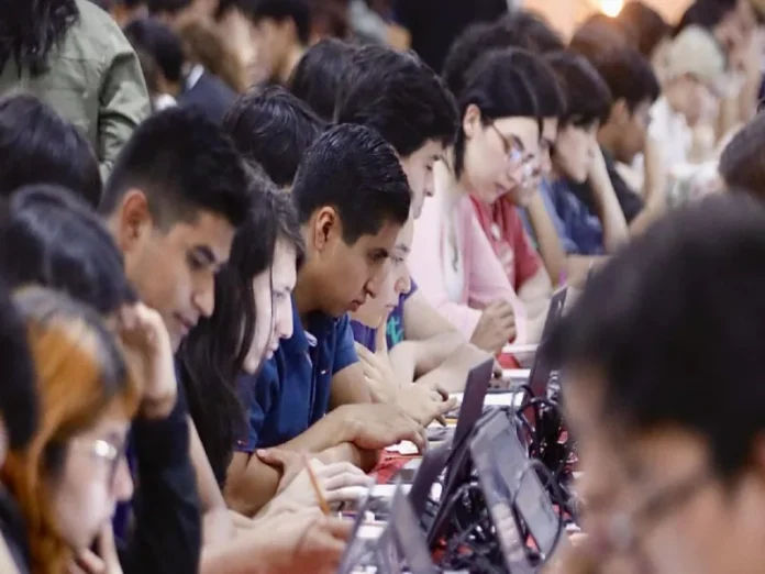 Aspirantes a la UNAM presentan examen presencial para garantizar equidad en admisión 2026