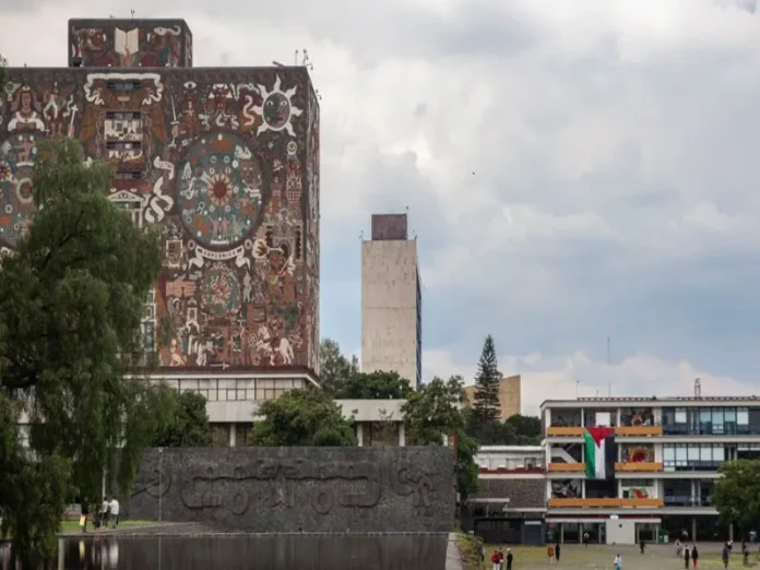 Estudiantes realizando el examen UNAM con fallas y acusaciones de trampa